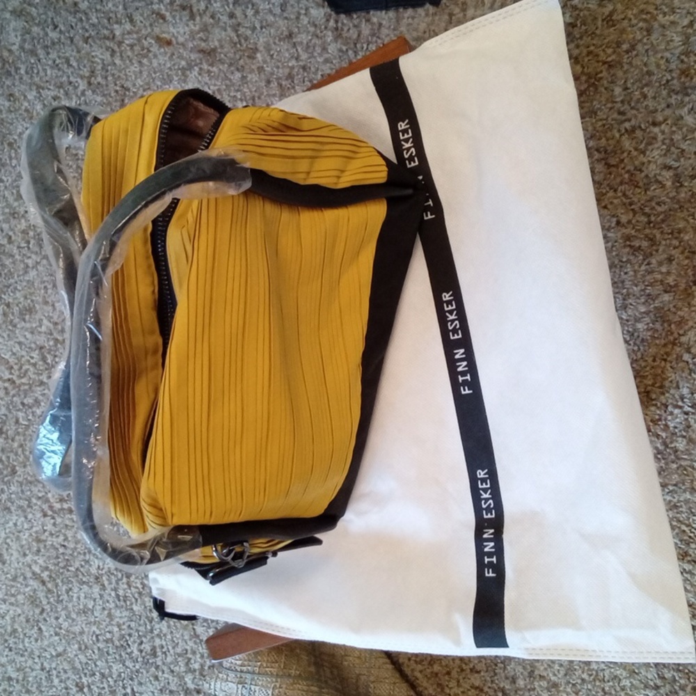 Finn Esker Small Purse